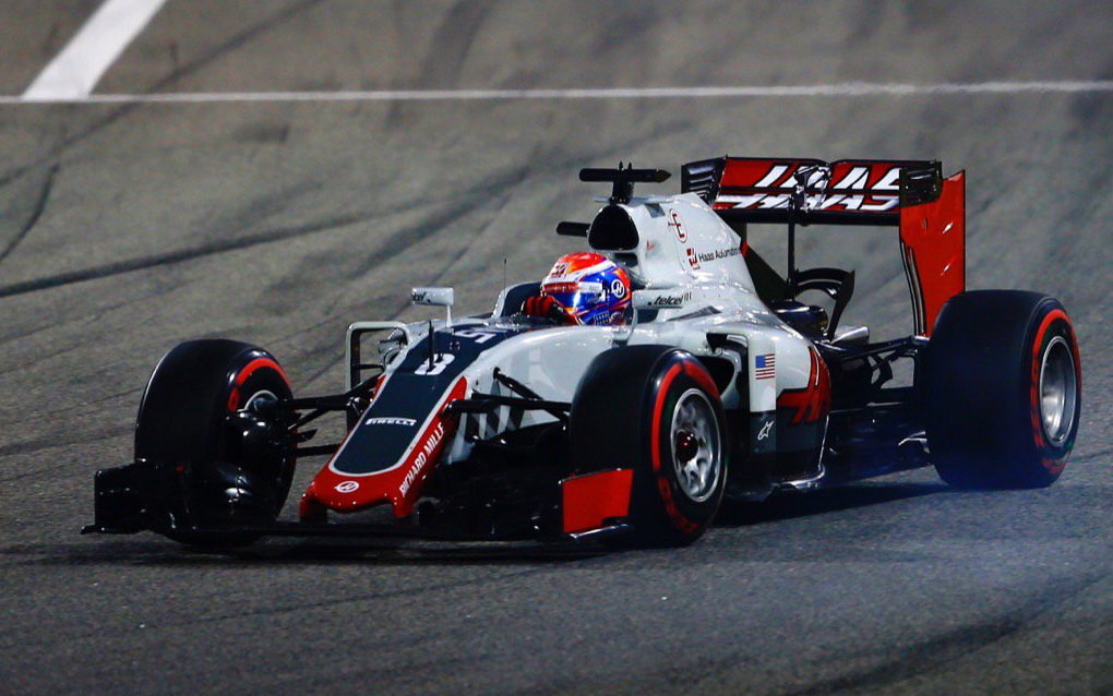 Romain Grosjean na super-měkkých pneumatikách v Bahrajnu