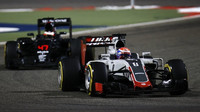 Romain Grosjean před náhradníkem McLarenu, Stoffelem Vandoornem