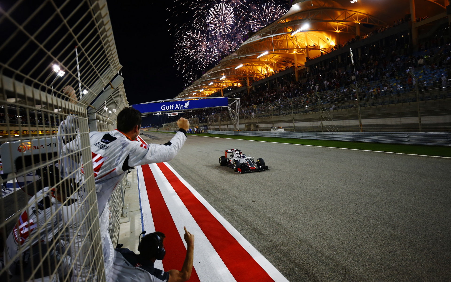 Romain Grosjean projíždí cílem v Bahrajnu jako pátý