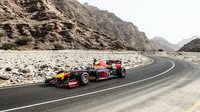 David Coulthard s Red Bullem RB7 při roadshow v Ománu