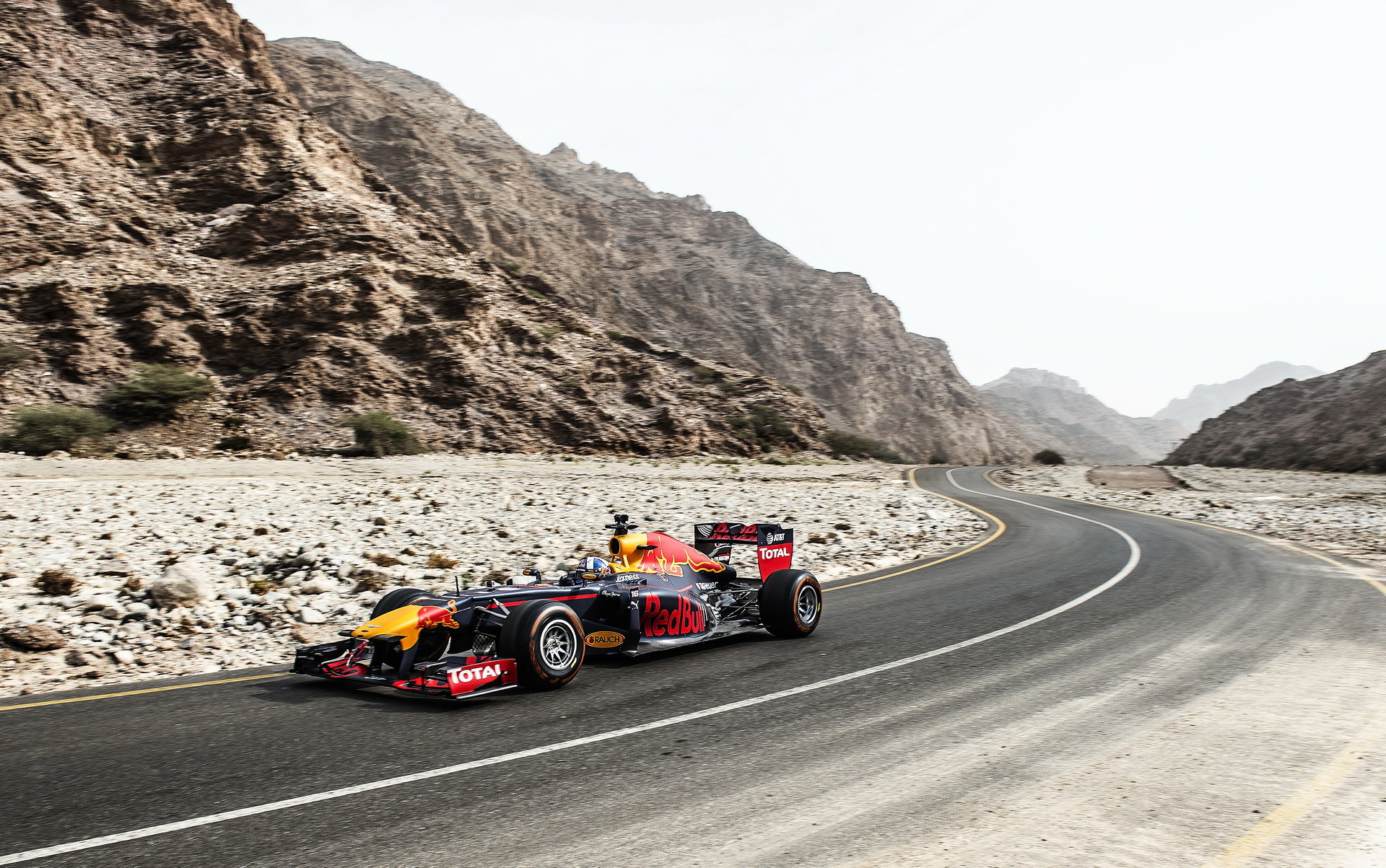 David Coulthard s Red Bullem RB7 při roadshow v Ománu