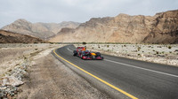 David Coulthard s Red Bullem RB7 při roadshow v Ománu