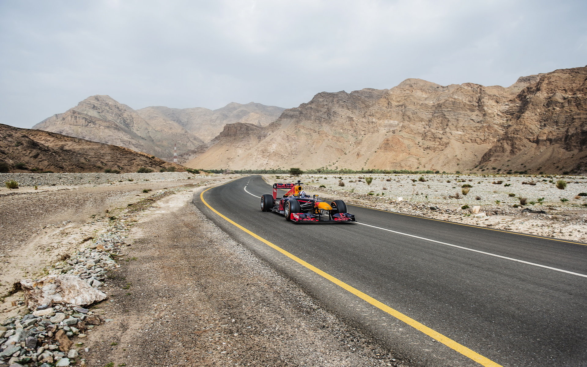 David Coulthard s Red Bullem RB7 při roadshow v Ománu