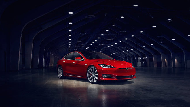Omlazená Tesla Model S přišla o masku chladiče.