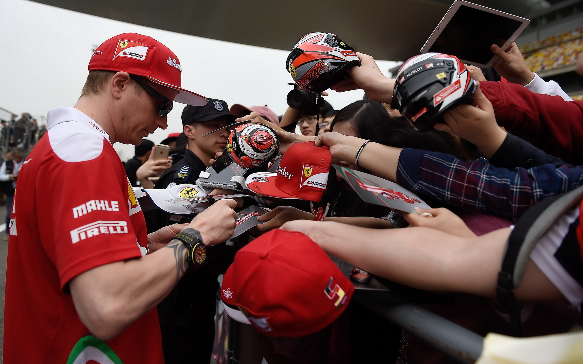 Kimi Räikkönen při autogramiádě v Číně