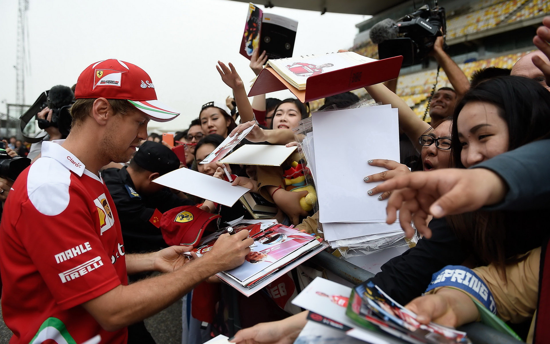 Sebastian Vettel při autogramiádě v Číně