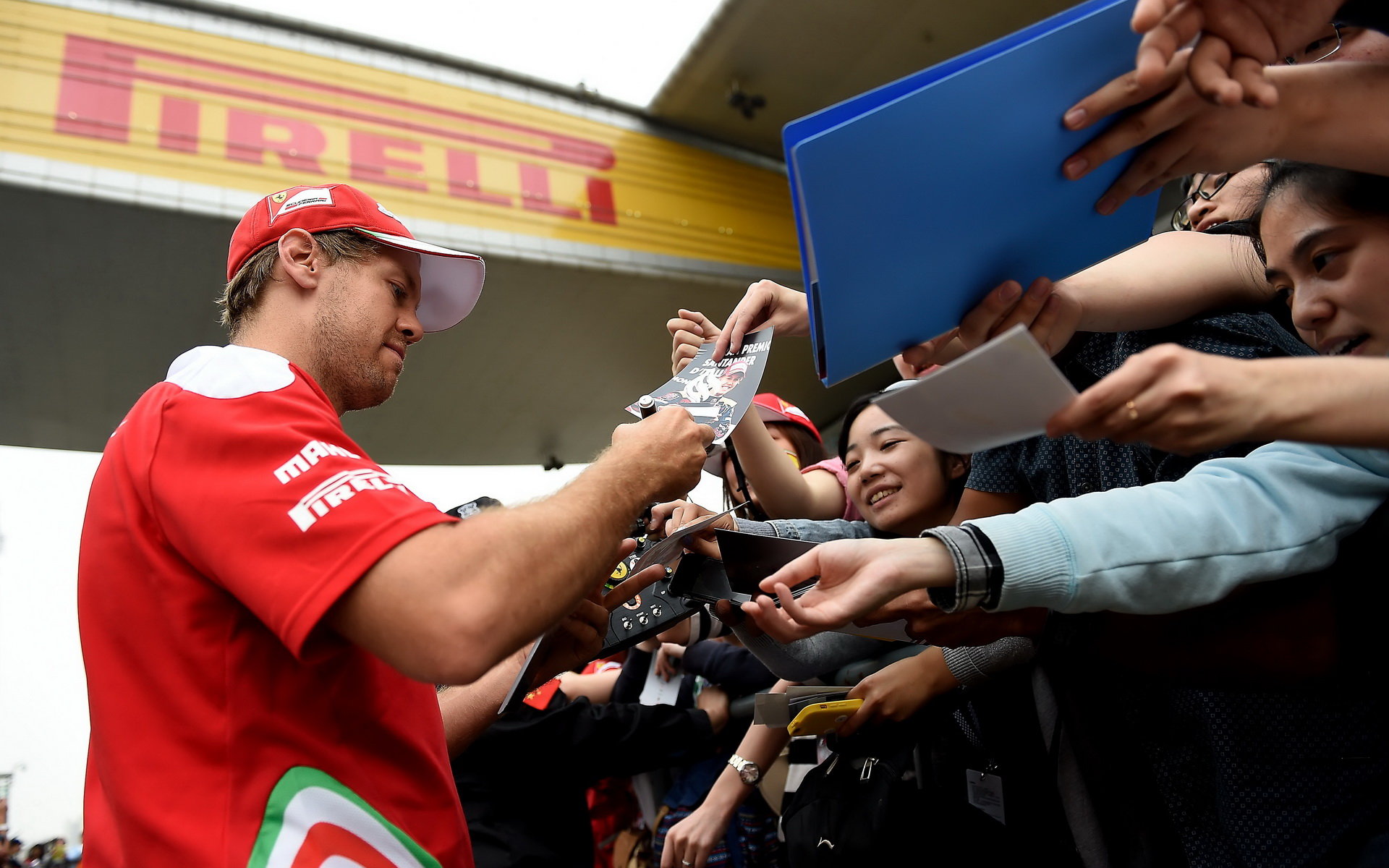 Sebastian Vettel při autogramiádě v Číně