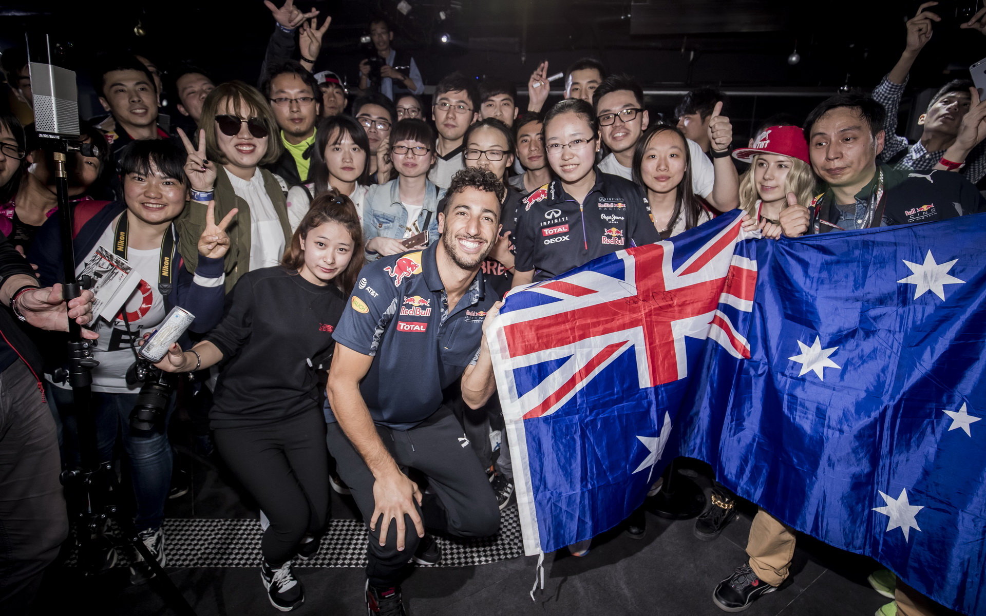 Daniel Ricciardo na motokárách s fanoušky v Číně