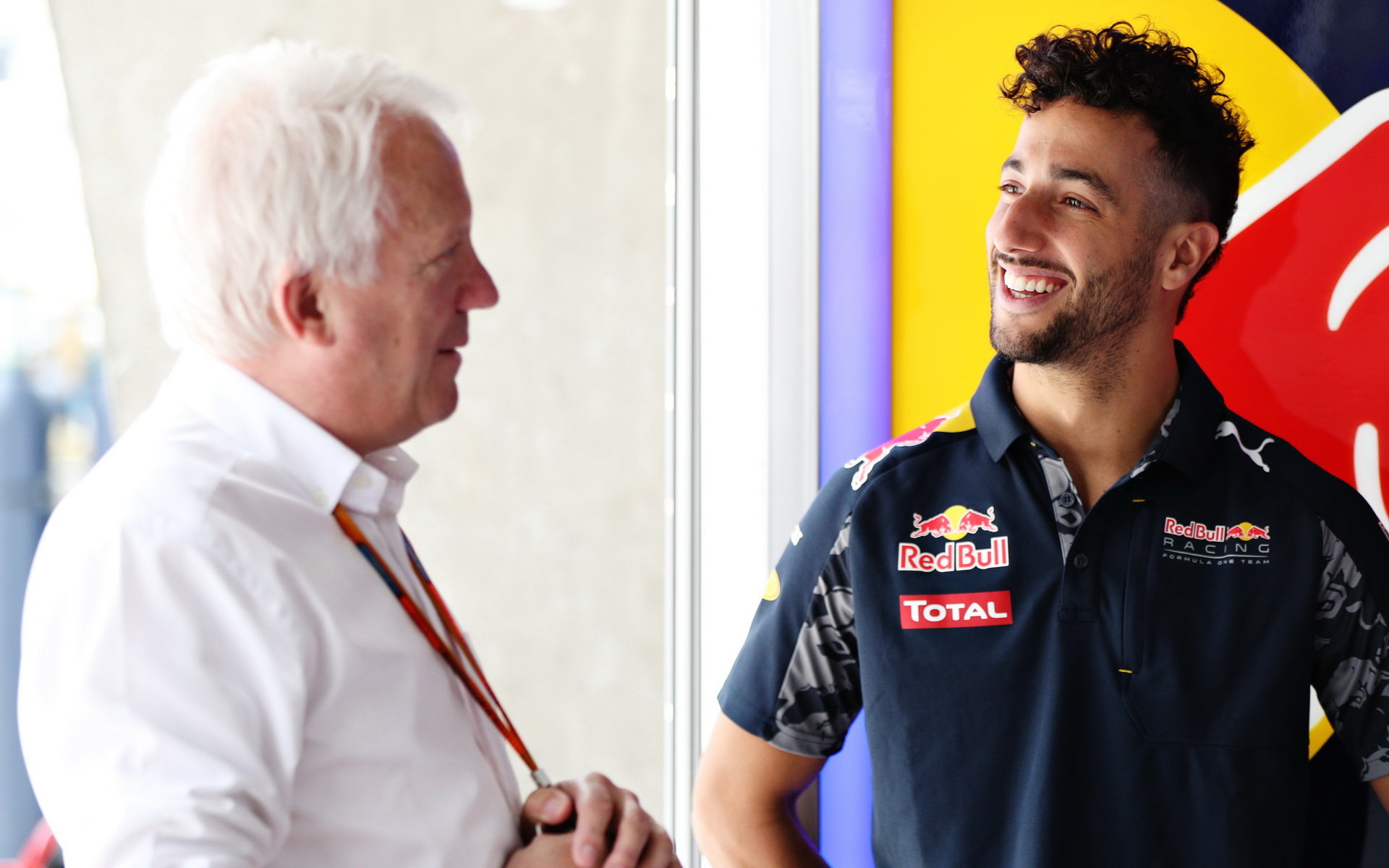 Daniel Ricciardo (vpravo) komisařům v Brazílii poskytoval velmi kvalitní informace