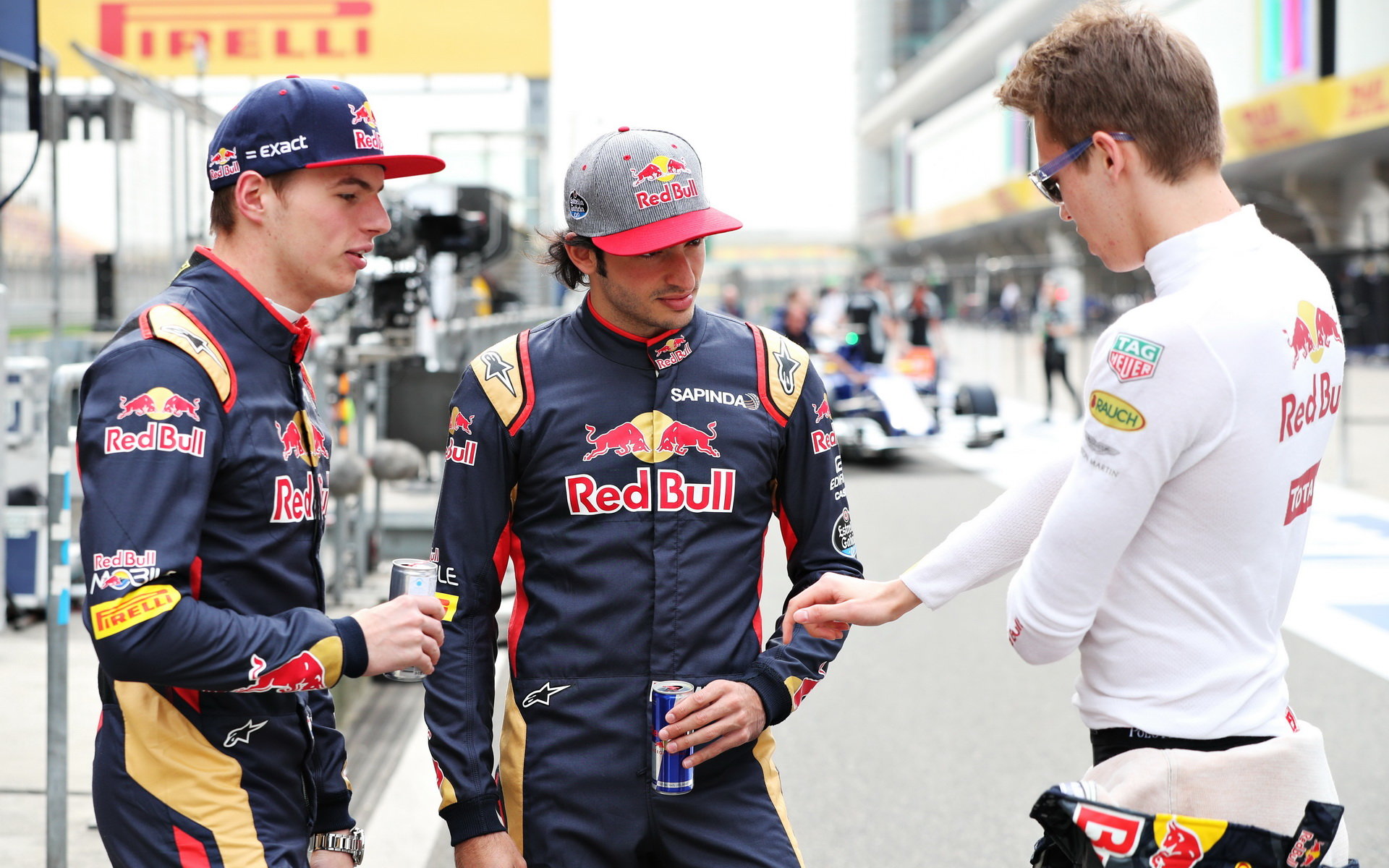 Max Verstappen, Carlos Sainz a Daniil Kvjat v Číně