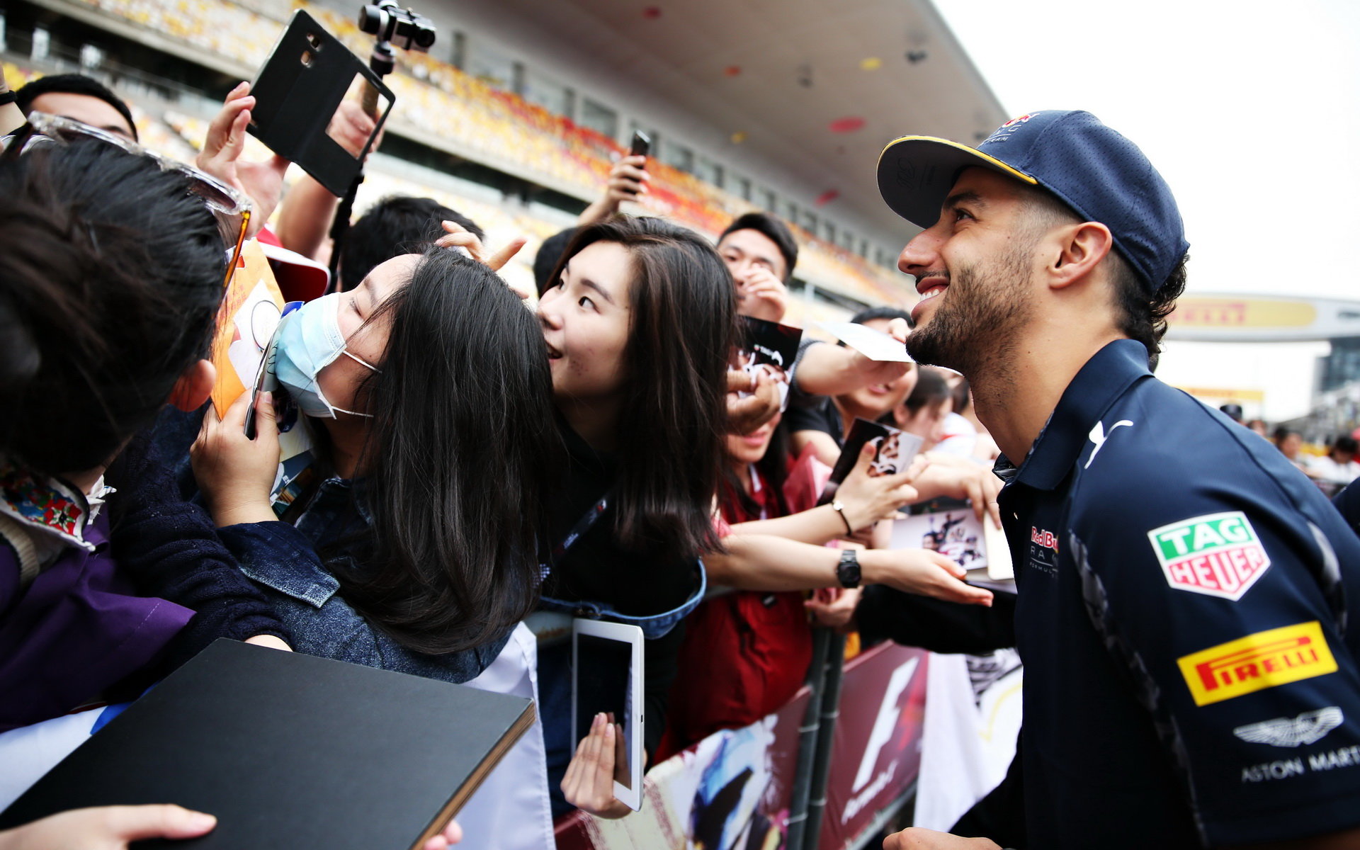 Daniel Ricciardo při autogramiádě v Číně