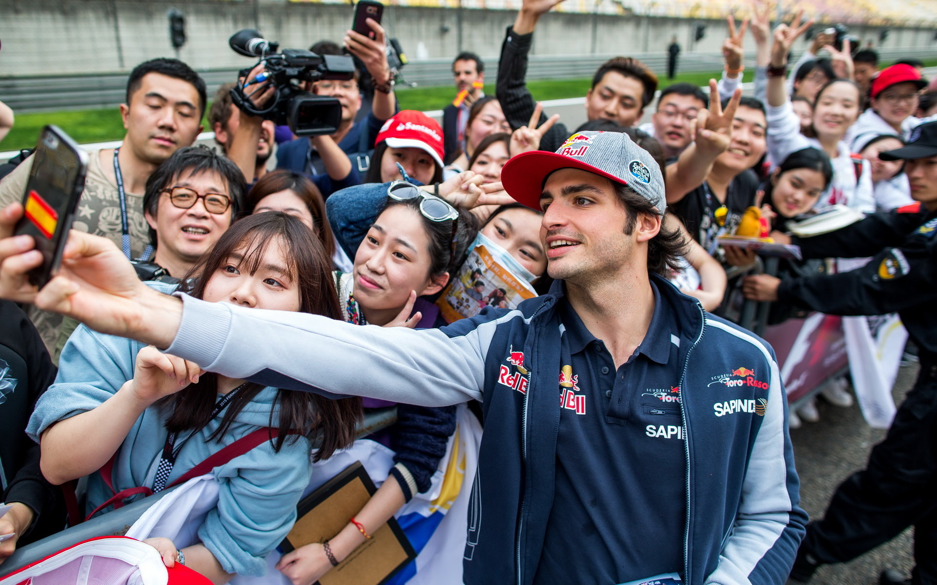 Carlos Sainz před závodním víkendem na autogramiádě v Číně