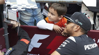 Lewis Hamilton při autogramiádě v Číně