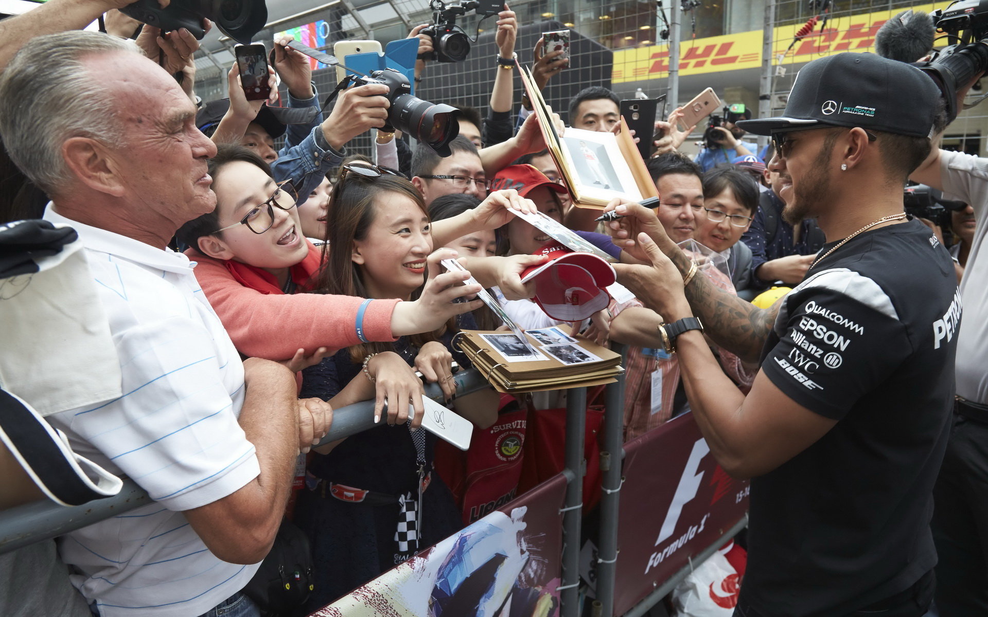 Lewis Hamilton při autogramiádě v Číně