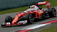 Sebastian Vettel pří pátečním tréninku v Číně