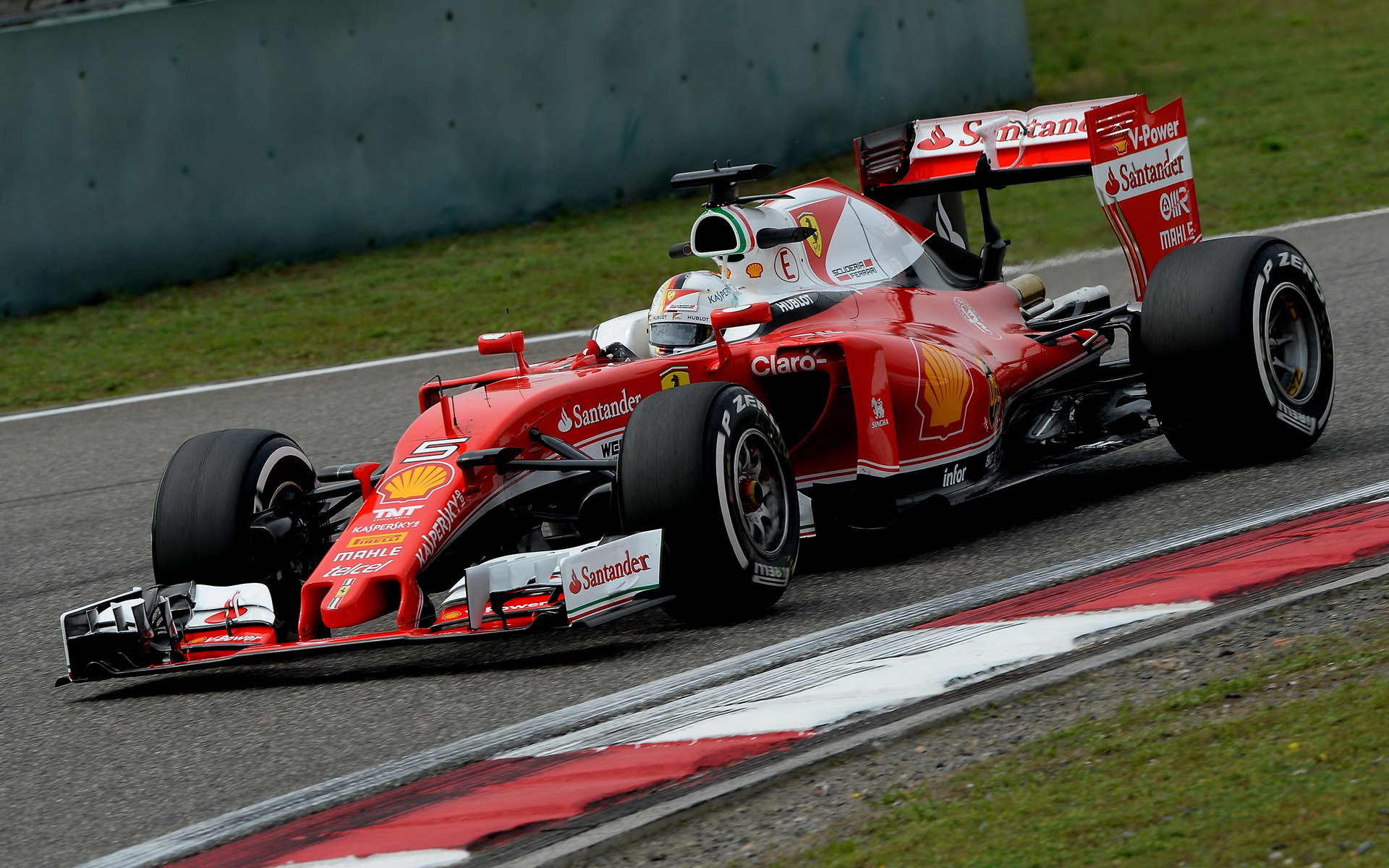 Sebastian Vettel pří pátečním tréninku v Číně