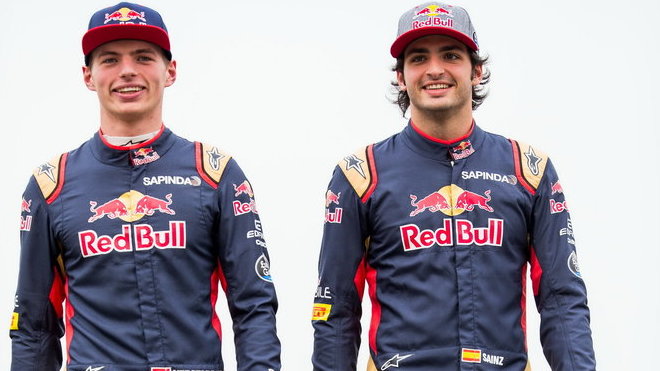 Max Verstappen a Carlos Sainz na počátku sezóny