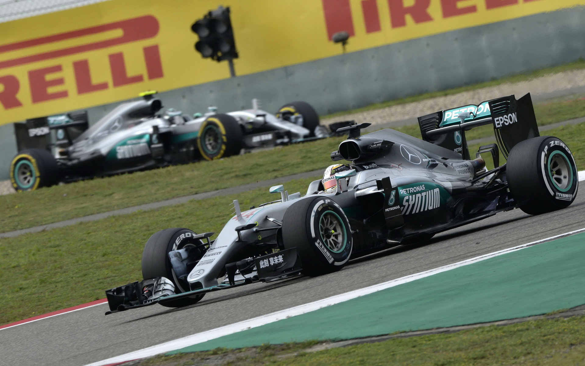 Jezdci Mercedesu to dnes nezvládli - nebo dle názoru zkušených lidí z paddocku spíše Hamilton