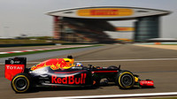 Daniel Ricciardo při pátečním tréninku v Číně