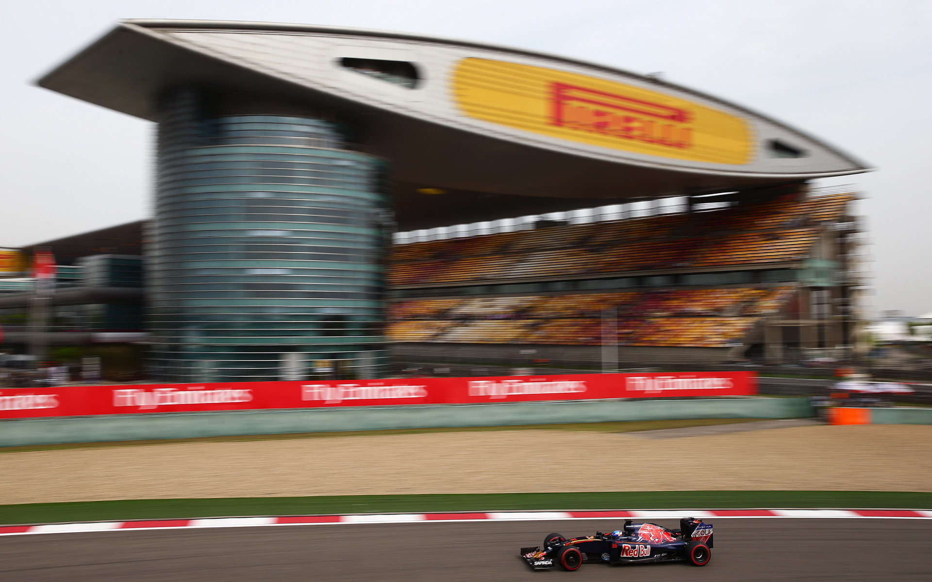 Max Verstappen při pátečním tréninku v Číně