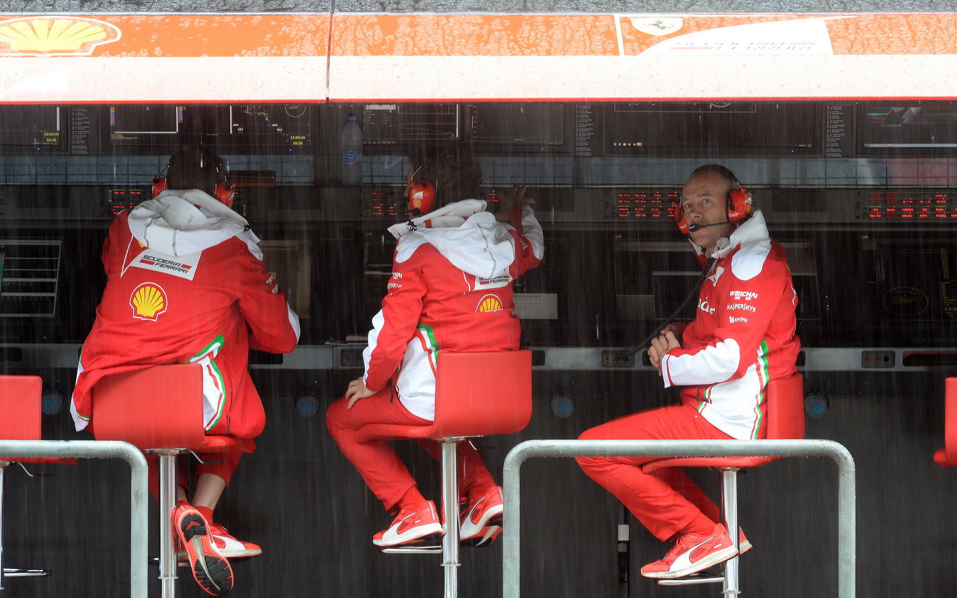 Pitwall týmu Ferrari za deště v Číně