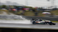 Sergio Pérez za deště v kvalifikaci v Číně