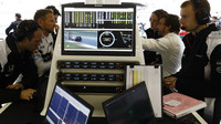 Fernando Alonso a Jenson Button zkoumaji data v Číně