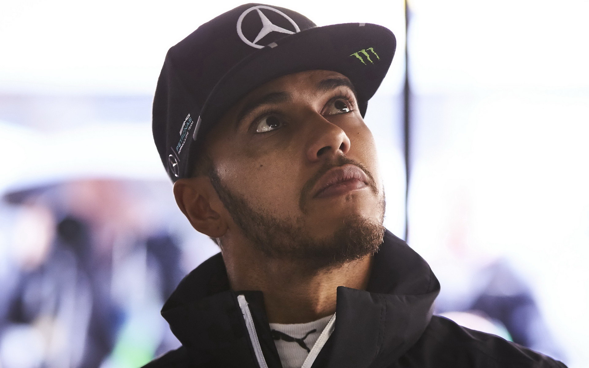 Lewis Hamilton začíná pomalu ztrácet úsměv