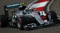 Nico Rosberg s Mercedesem v prvním tréninku předčil Lewise Hamiltona