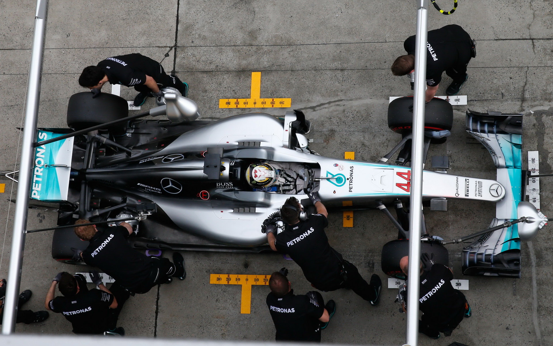 Lewis Hamilton kvůli poškození svého Mercedesu ztrácel kolem jedné sekundy na kolo, stejně jako v Bahrajnu