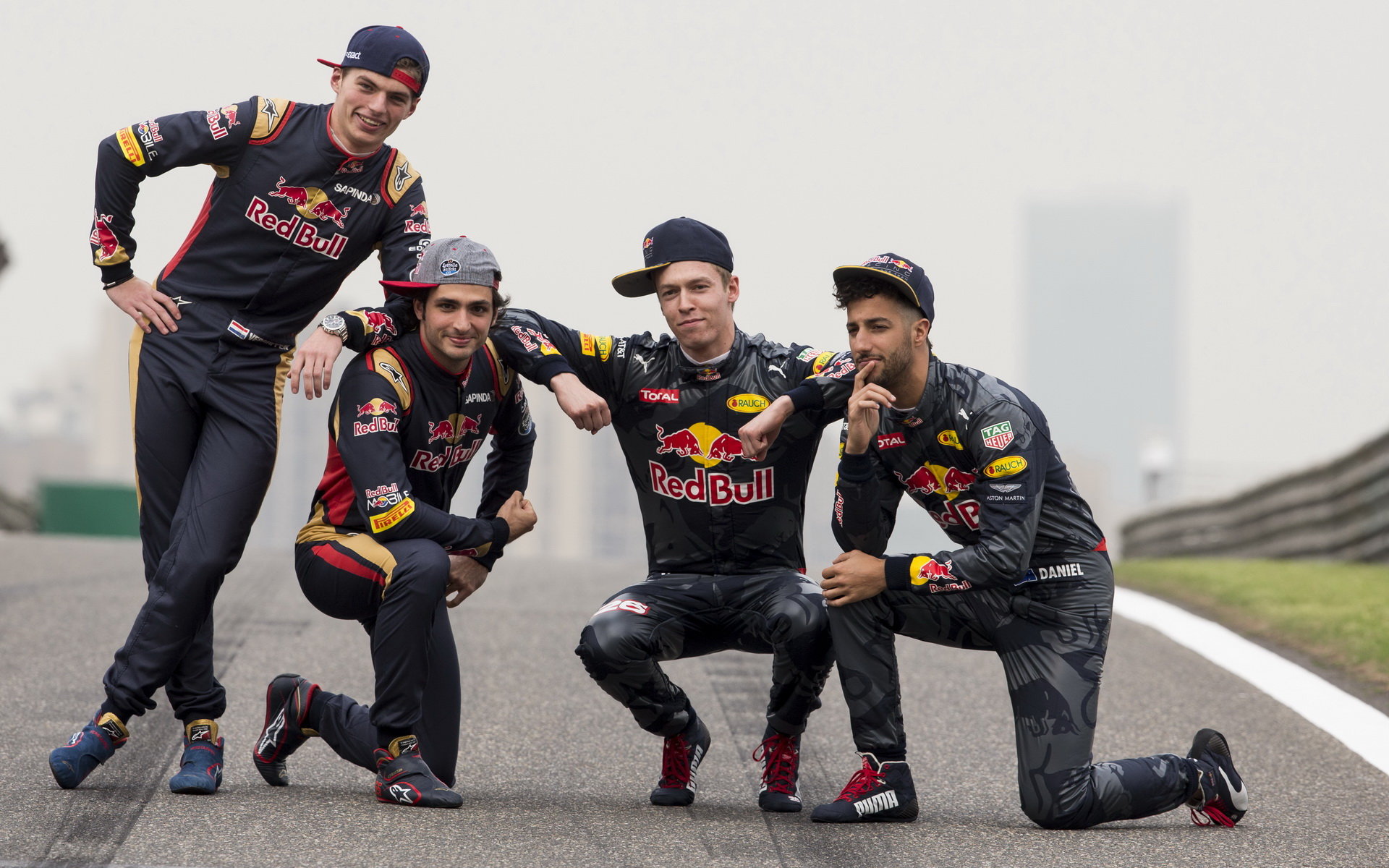 Kolegové týmu Toro Rosso a Red Bull v Číně
