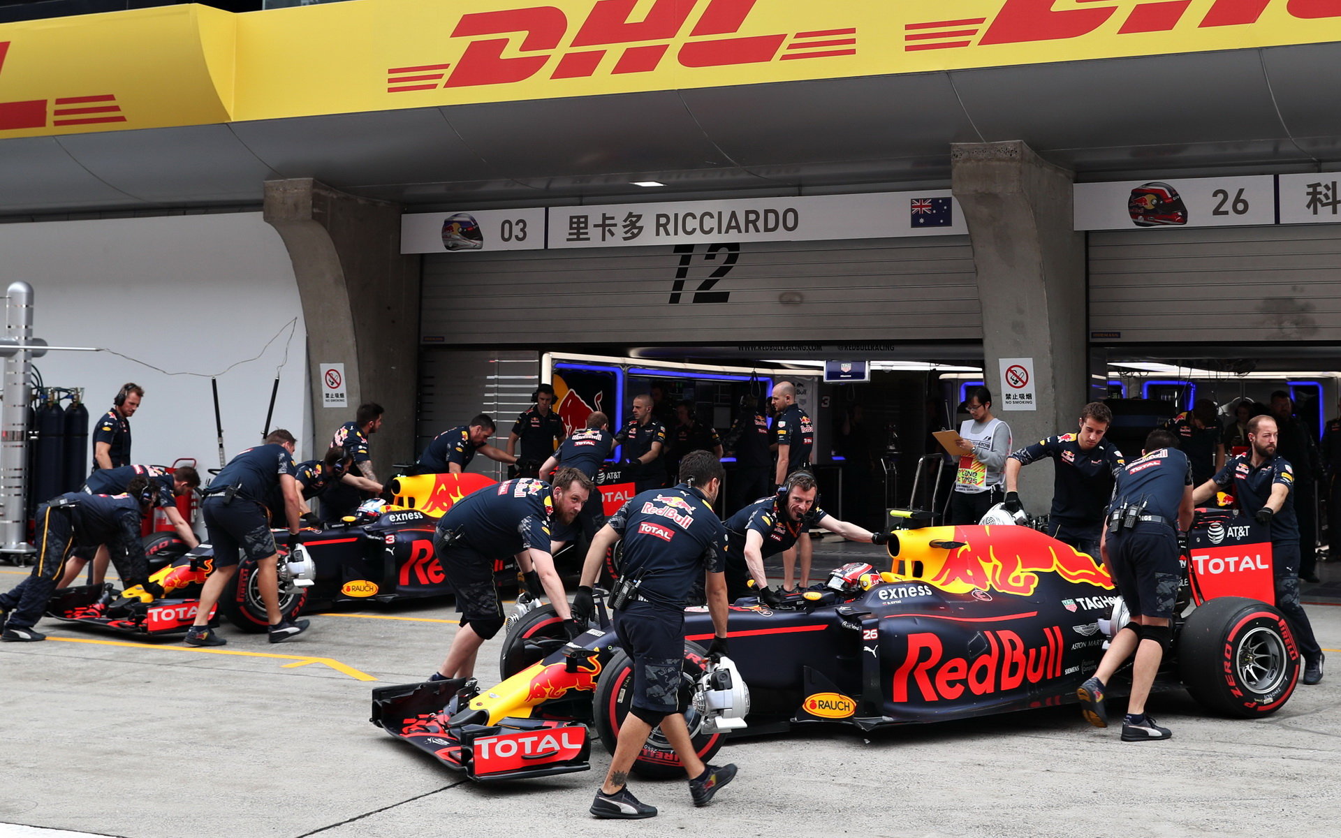 Daniel Ricciardo a Daniil Kvjat v kvalifikaci v Číně