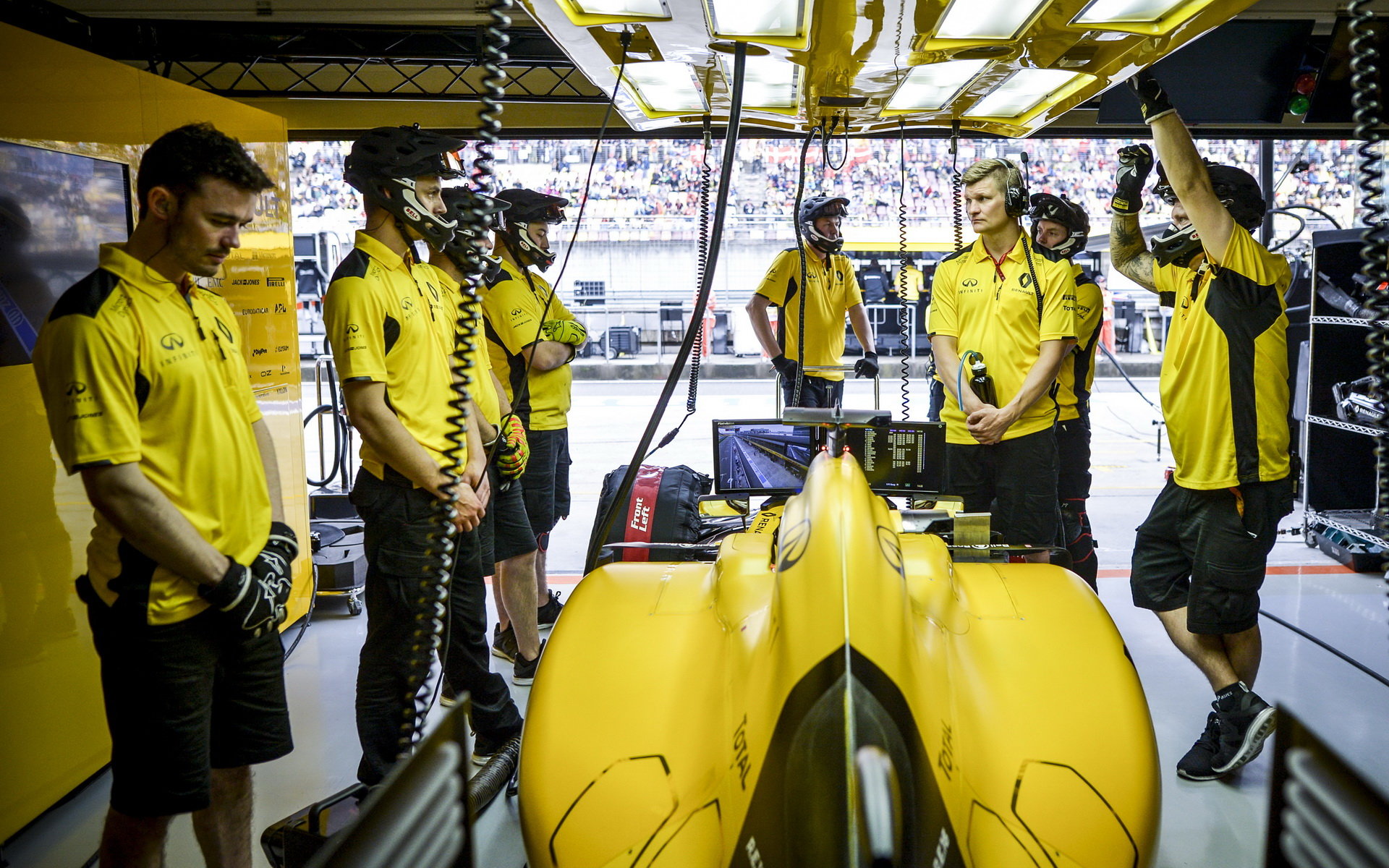 Tým Renault čeká na výjezd z boxů v kvalifikaci v Číně