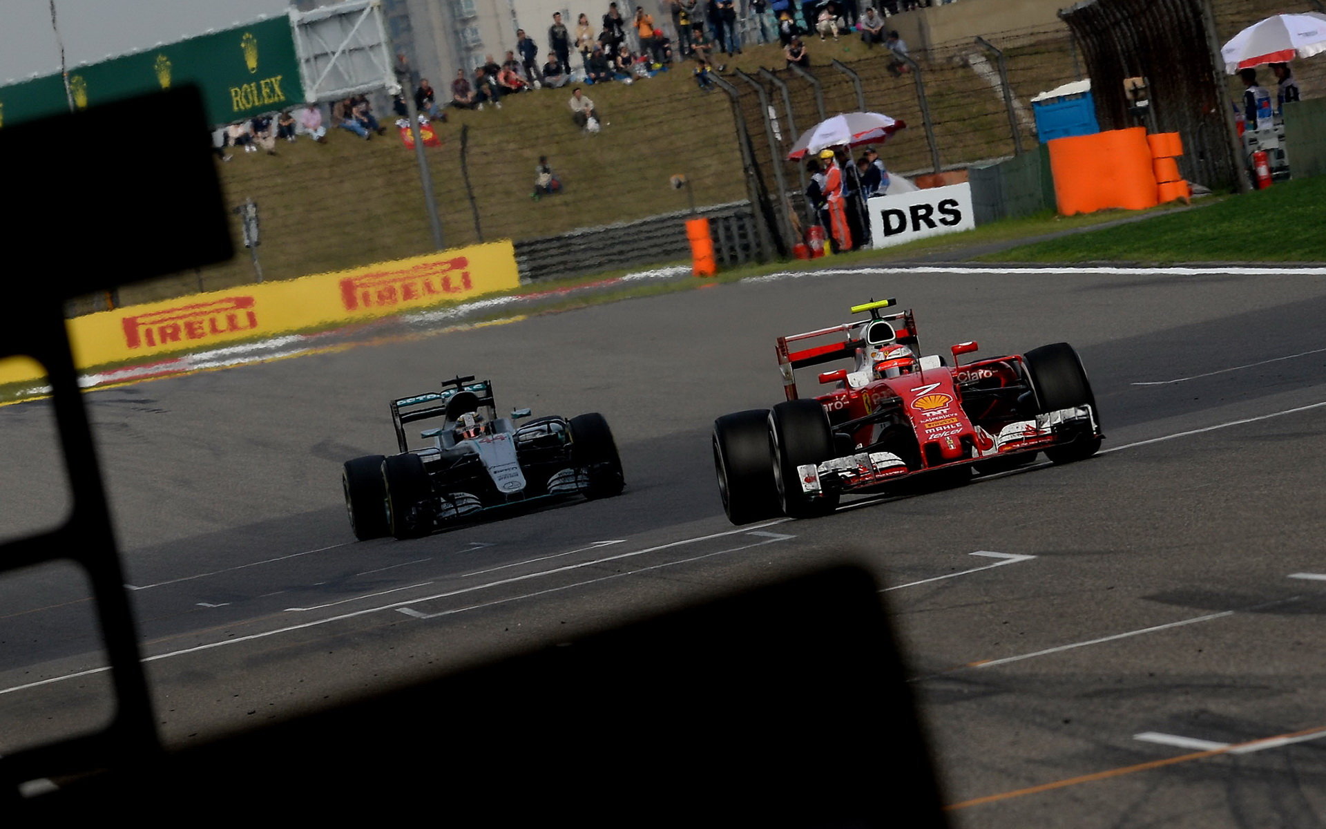 Kimi Räikkönen po předjetí Lewis Hamilton během závodu v Číně