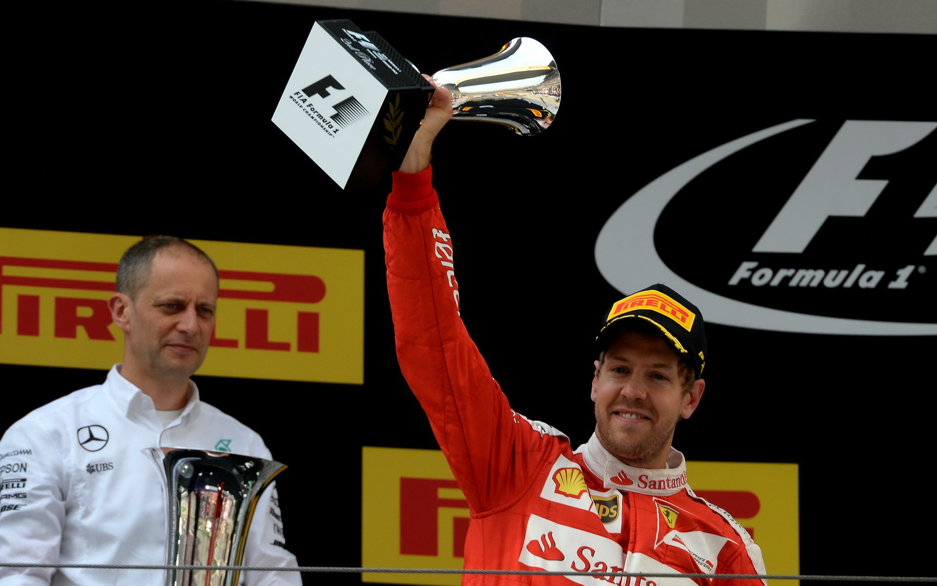Sebastian Vettel se svou trofejí na pódiu v Číně