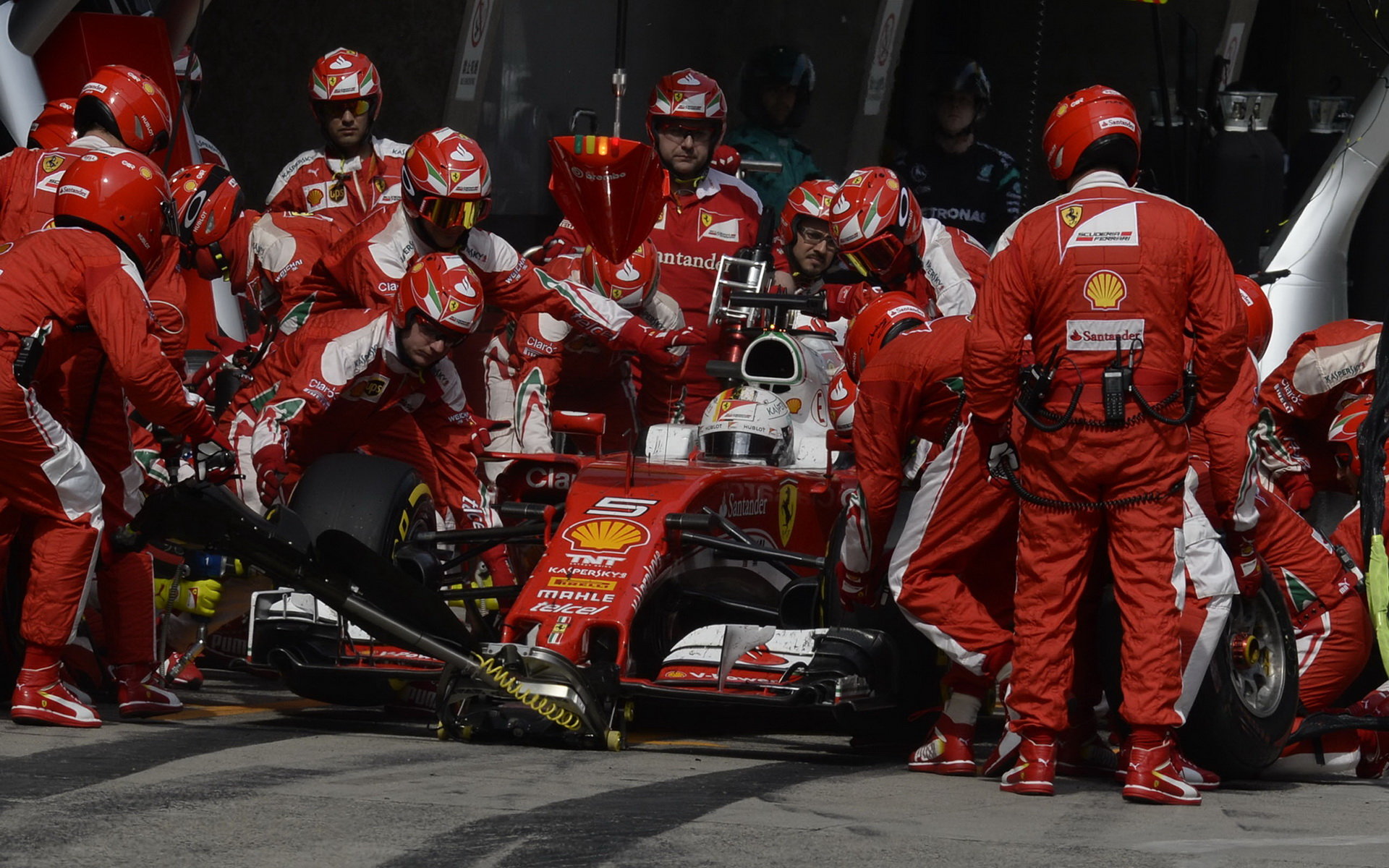 Sebastian Vettel při zastávce v boxech v závodě v Číně