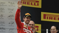 Sebastian Vettel na pódiu po závodě v Číně