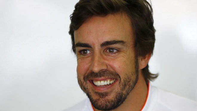 Alonsovi chybí skutečné předjíždění, změny prozatím vítá
