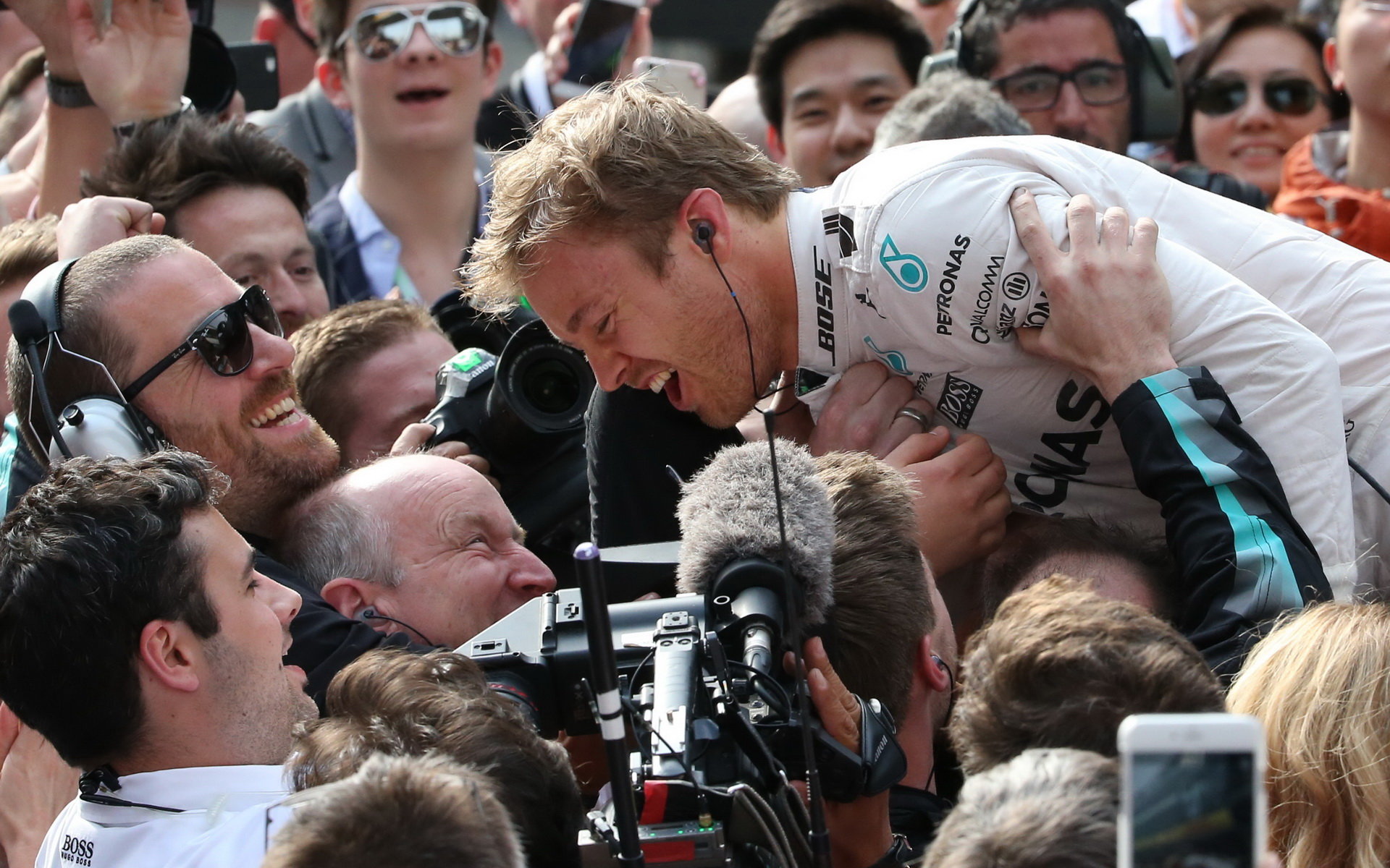 Nico Rosberg se raduje z vítězství po závodě v Číně