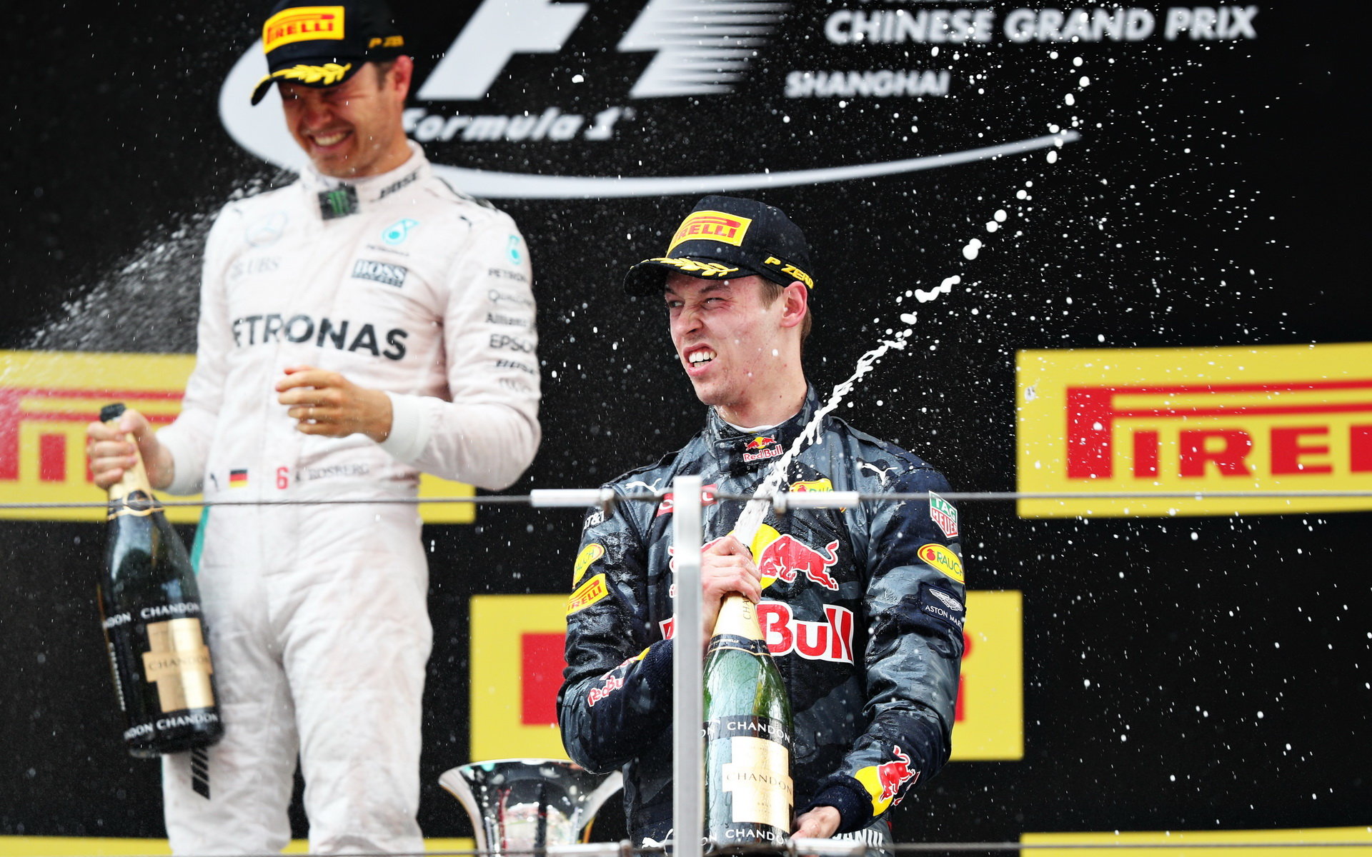 Nico Rosberg a Daniil Kvjat na pódiu po závodě v Číně