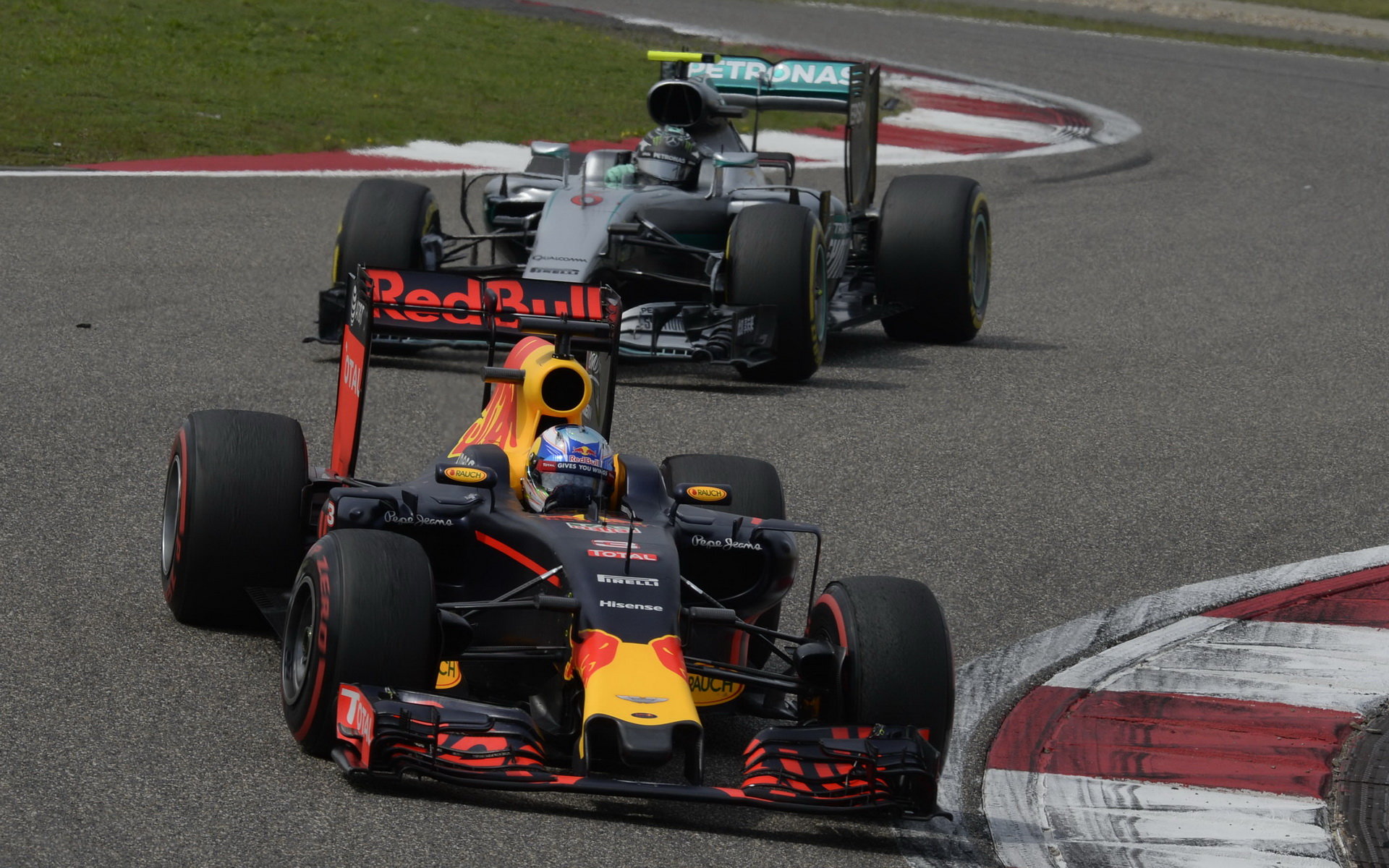 Daniel Ricciardo a Nico Rosberg v závodě v Číně