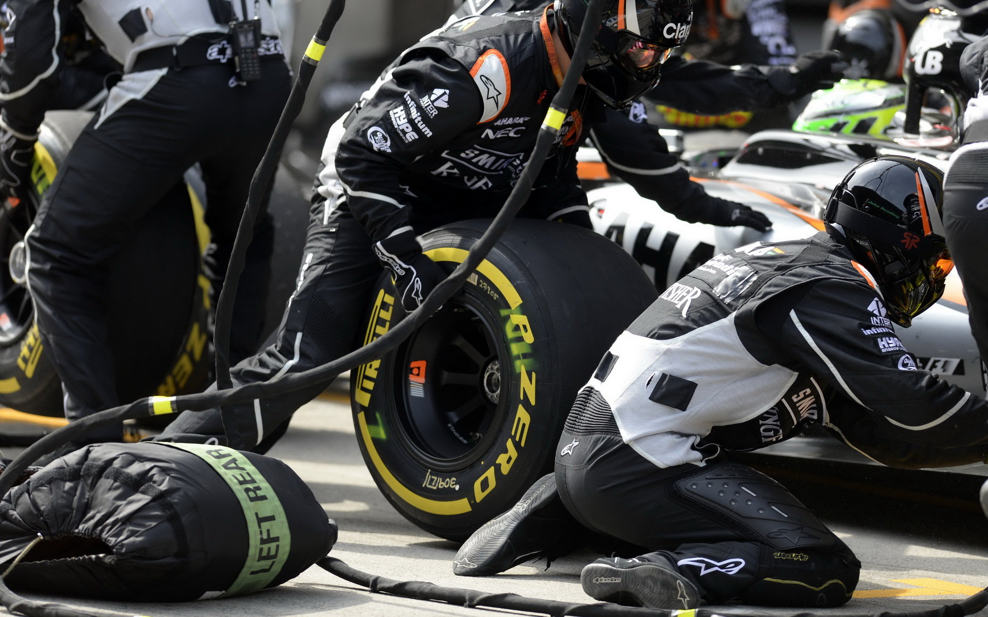 Přezouvání pneumatik týmu Force India v závodě v Číně