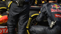 Přezouvání pneumatik týmu Red Bull v závodě v Číně