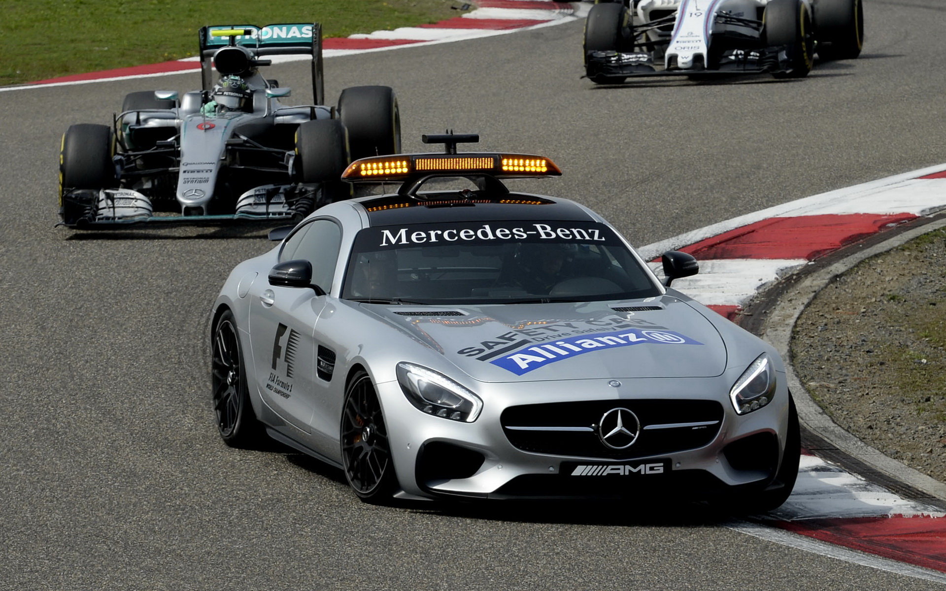 Safety car a za ním Nico Rosberg v závodě v Číně
