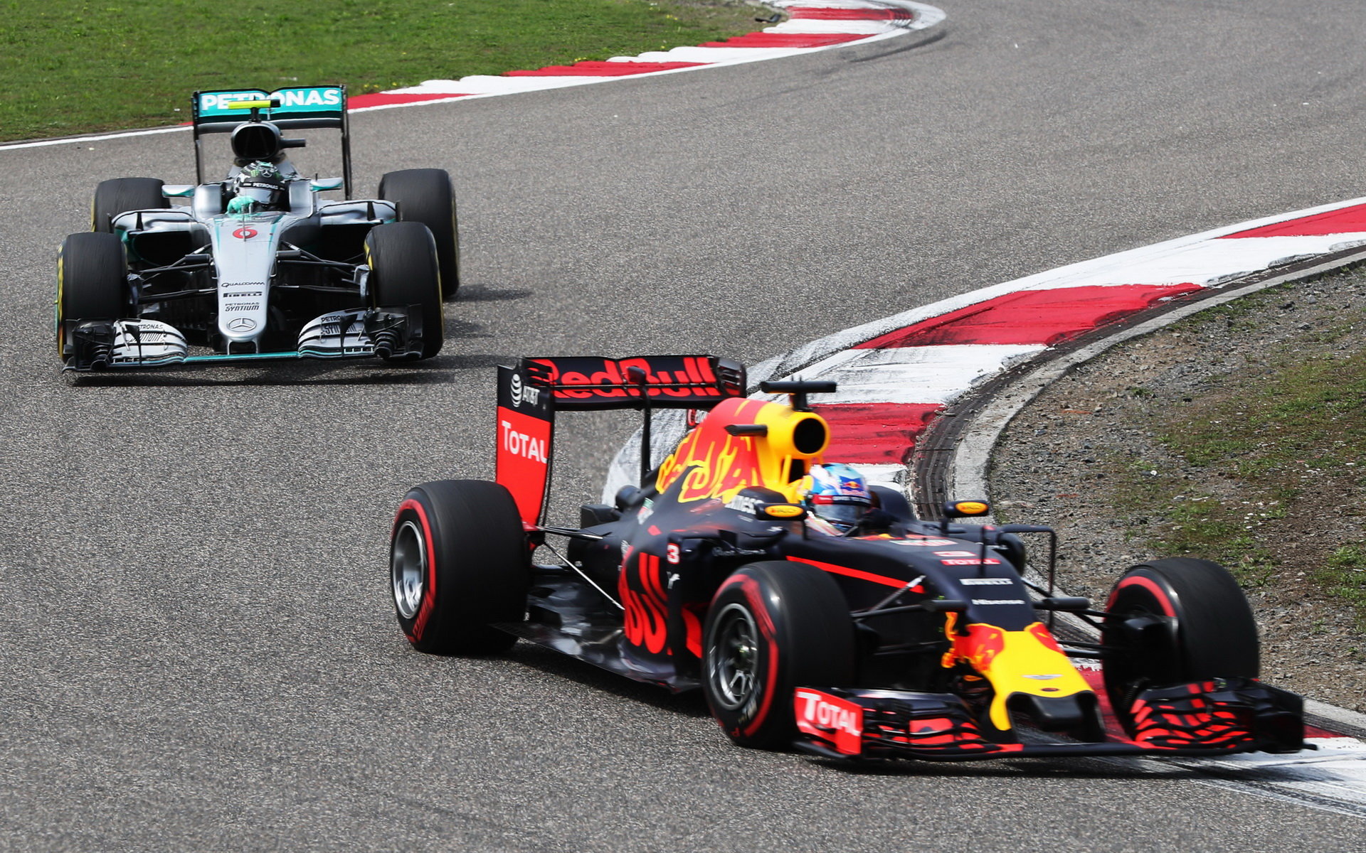 Daniel Ricciardo před Nicem Rosbergem v závodě v Číně