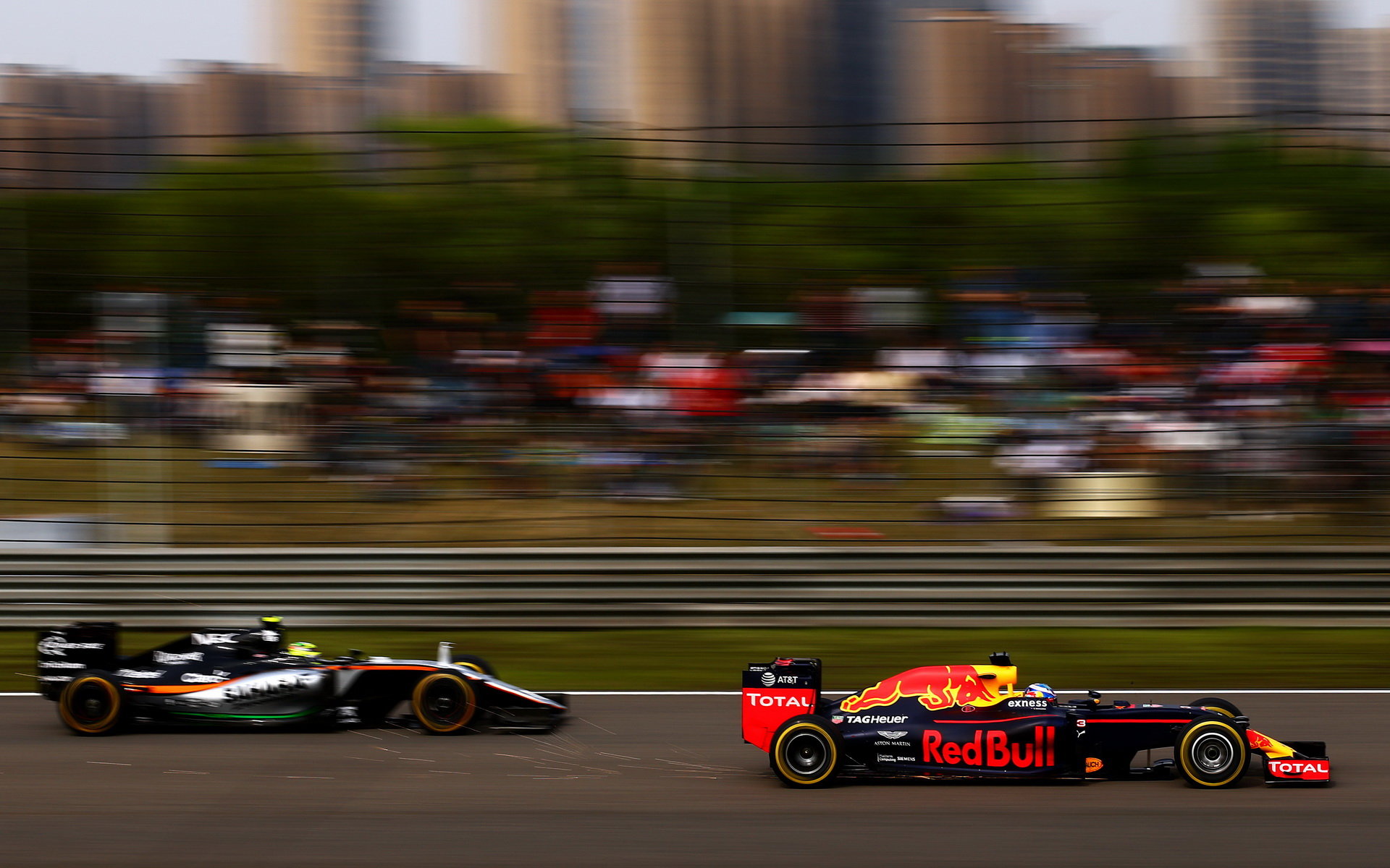 Daniel Ricciardo a Sergio Pérez v závodě v Číně