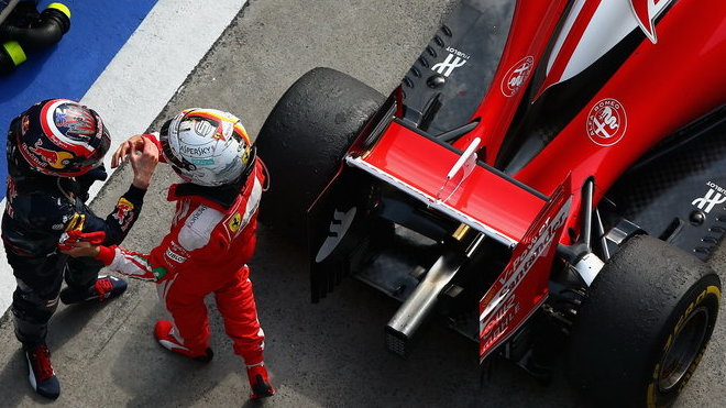 Daniil Kvjat a Sebastian Vettel po závodě v Číně