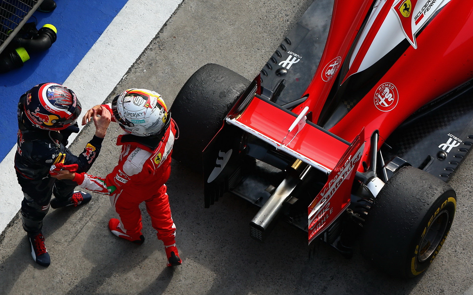 Daniil Kvjat a Sebastian Vettel po závodě v Číně