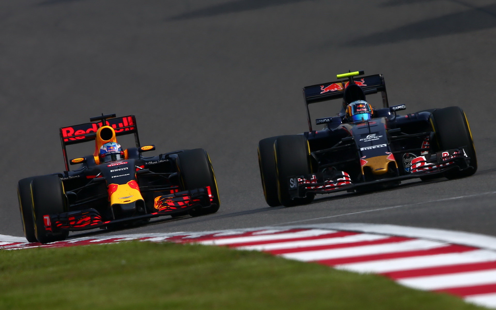 Daniel Ricciardo a Carlos Sainz v závodě v Číně