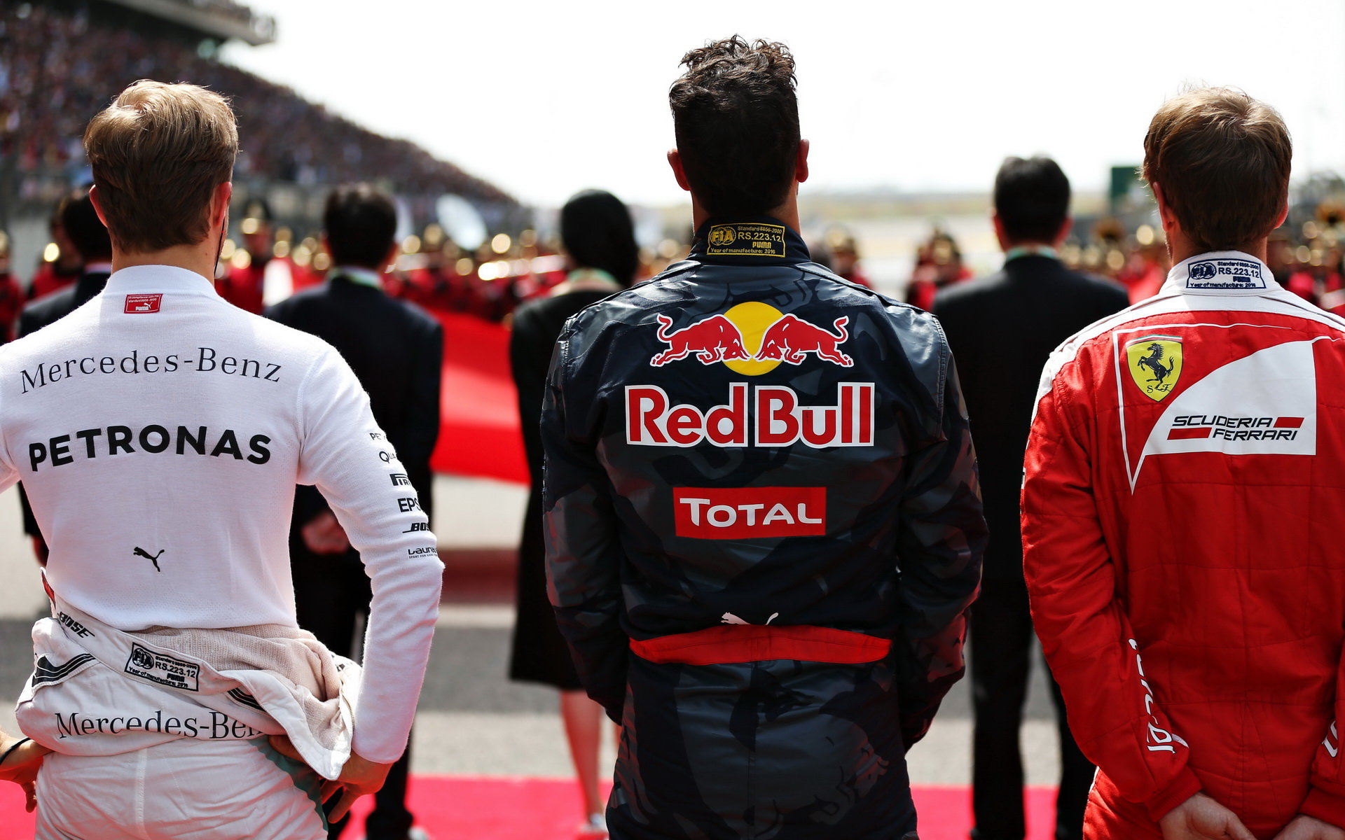 Nico Rosberg, Daniel Ricciardo a Sebastian Vettel před závodem v Číně